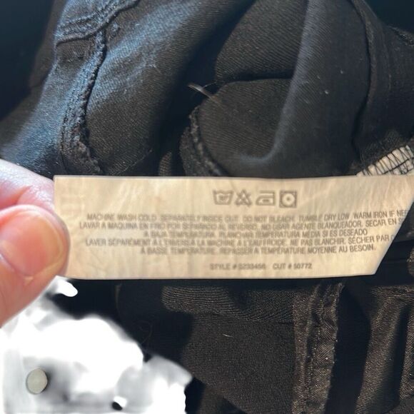 Wannabettabutt? By YMI Black Mid rise Jean shorts. Ladies size 7/28 - Picture 8 of 10